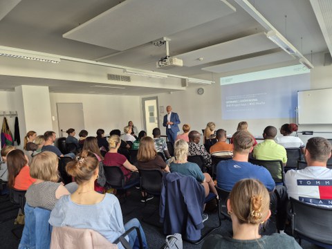 Mann hält Vortrag in einem Seminarrraum