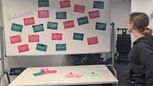 White Board gespickt mit Zetteln - Pro und Contra Argumente einer Diksussion