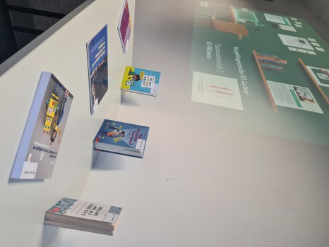 Tisch mit Büchern zu KI und Schule