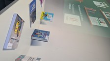 Tisch mit Büchern zu KI und Schule