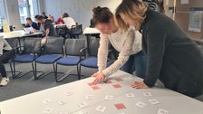 Zwei Frauen arbeiten zusammen an einem Tisch im Seminar