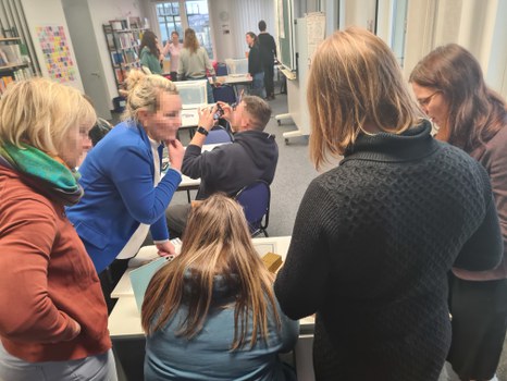 Mehrere Frauen unterhalten sich einer Gruppe