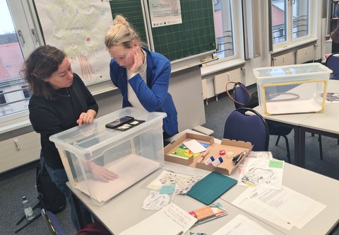 Frau erklärt in einem Workshop, wie man Erklärvideos erstellt