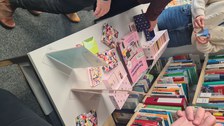 Tisch voller Bücher zum Thema Gebärdensprache