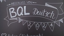 Eine Tafel beschrieben mit "BQL Deutsch"