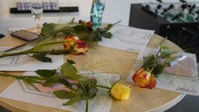 Zertifikate mit Rosen auf einem Tisch