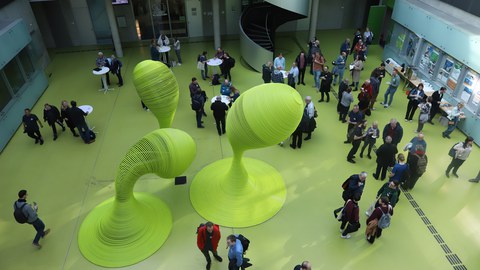 Bild eines Foyers mit vielen Menschen von oben