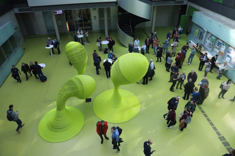 Bild eines Foyers mit vielen Menschen von oben