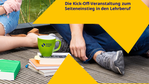 Foto einer Gruppe, die zusammen sitzt. Davor befinden sich Bücher und eine Tasse mit TUD-Logo sowie dem Titel Einladung zum Informationsabend zum Seiteneinstieg in den Lehrberuf an der TU Dresden