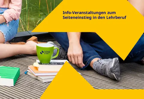 Foto einer Gruppe, die zusammen sitzt. Davor befinden sich Bücher und eine Tasse mit TUD-Logo sowie dem Titel Einladung zum Informationsabend zum Seiteneinstieg in den Lehrberuf an der TU Dresden