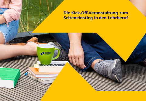 Foto einer Gruppe, die zusammen sitzt. Davor befinden sich Bücher und eine Tasse mit TUD-Logo sowie dem Titel Einladung zum Informationsabend zum Seiteneinstieg in den Lehrberuf an der TU Dresden