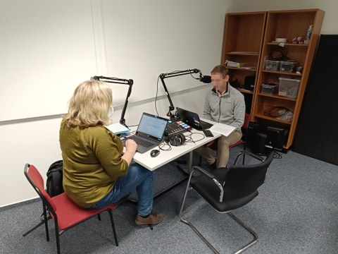 Abgebildet sind zwei Teilnehmende an Microphonen bei der Podcastproduktion mit Medienlabor des ZLSB