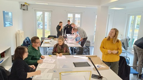 Abgebildet sind Teilnehmende des Medienworkshops, die sich auf die Videoproduktion mit Trickfilmboxen vorbereiten