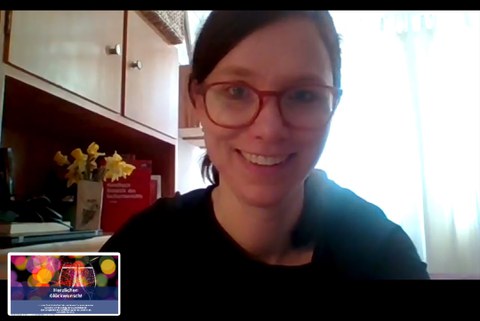 Das Bild ist ein Screenshot von der Videokonferenz der Abschlussveranstaltung. Man sieht die Dozentin Dr. Anja Mede-Schelenz und eine feierliche Präsentationsfolie unten links, um die feierliche Verabschiedung zu untermalen