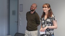 Auf dem Bild ist das Team BQL Deutsch zu sehen. Es besteht aus Joachim-Friedrich Kern und Stephanie Richter.