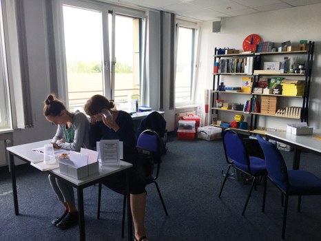 Weiterbildungsteilnehmende beim Testen von Materialien in der Lernwerkstatt