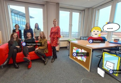 Das Bild stellt einen Screenshot aus einem OPAL-Kurs dar, in der linken Bildseite sieht man das Menü den OPAL-Kurses zur hybriden Werkstatt. Im Bildzentrum sieht man ein Foto aus der physischen Lernwerkstatt an der DIU, hier sitzen alle Dozentinnen auf der roten Couch für ein Gruppenfoto.
