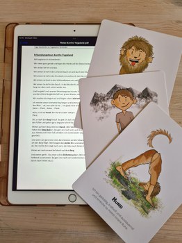 Auf der Linken Bildseite sieht man ein Tablet mit einer Anleitung zum Kinderyoga. Auf dem Tablet liegen drei Kinderyoga-Karten, die mithilfe von bunten Zeichnungen drei verschiedene Yoga-Haltungen kinderfreundlich demonstrieren.