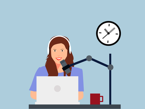 Auf der Grafik ist eine gezeichnete weibliche Person zu sehen, die vor einem aufgeklappten Laptop sitzt und in ein Microfon spricht. Im Hintergrund ist eine Uhr zu sehen.