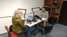 Auf dem Bild sind zwei Personen zu sehen, die am Medienlabor des ZLSB ihren Podcast aufzeichnen.