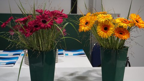 Bild von zwei Blumensträußen.