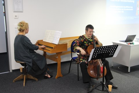 Das Duo „Cembacello“ sorgt bei der Verabschiedung im BQL-Programm für eine musikalische Umrahmung mit historischen Musikinstrumenten.