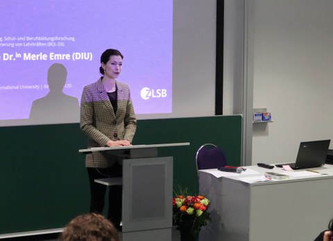 Frau Dr. Emre, die Geschäftsführerin der Dresden International University, hält eine Rede zur feierlichen Verabschiedung