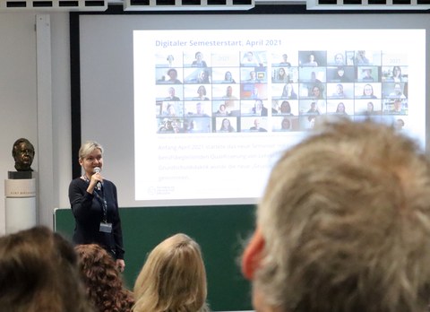 Frau Dr. Germer (Projektleiterin BQL Grundschule) bei der feierlichen Verabschiedung