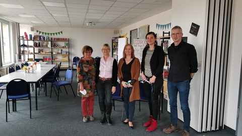 Auf dem Bild sind die beiden Projektpartnerinnen aus Usti nad Labem zu sehen, die die deutschen Kolleginnen und Kollegen des ZLSB in Dresden besuchen: v.l.n.r. Dr. Petra Fuková, Peggy Germer, Dr. Hana Bergerová, Aurica Borszik und Dr. Stephan Bloße