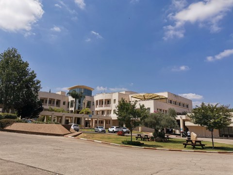 Das Foto zeigt ein Unigebäude in Karmiel, Israel.